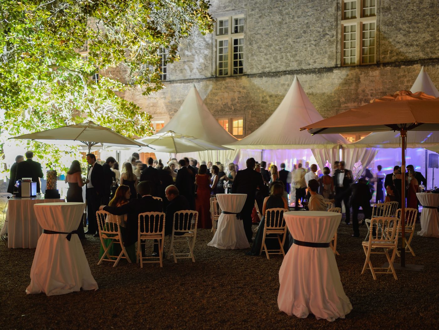 Soirée de mariage nocturne dans la cour du château