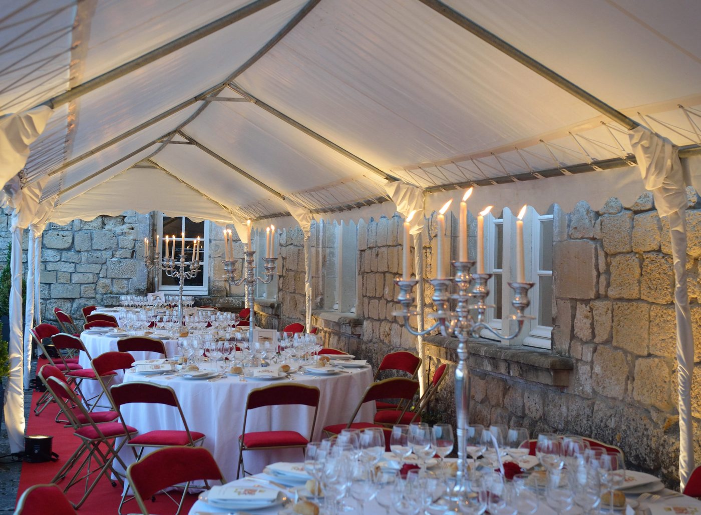 Dîner de mariage aux chandelles sous chapiteau