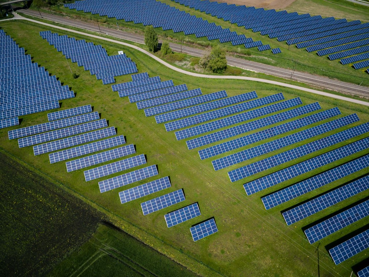 Champ de panneaux solaires vue aérienne