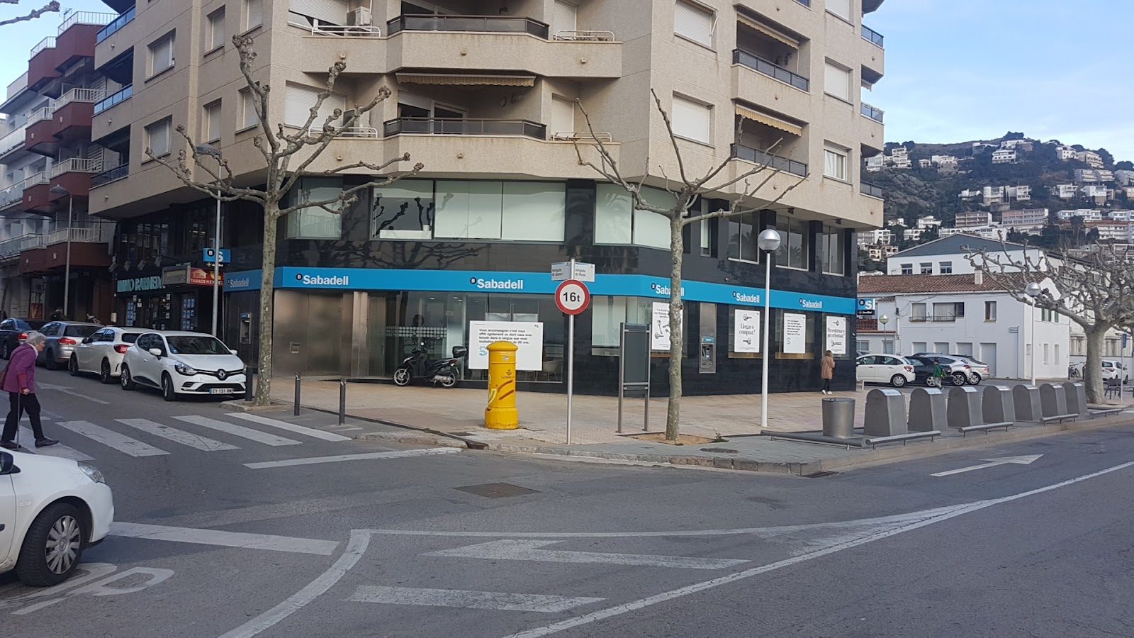 L'agence au carrefour de l'Avinguda de Rhode