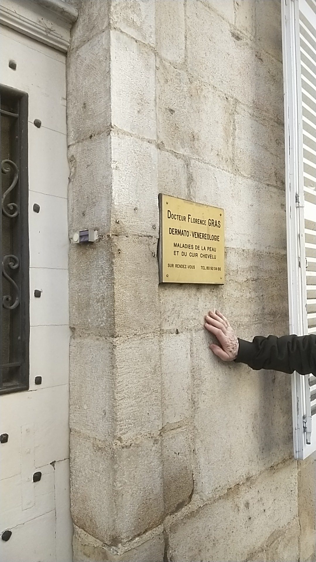 Plaque du cabinet du Dr Florence Gras, dermatologue à Montbard