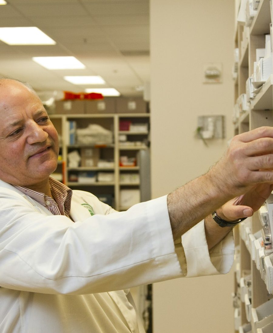 Pharmacien de la Pharmacie de l'Europe préparant une ordonnance à Brest